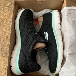 SKECHERS NIB 9.5 Wide Summit cool classic shoes in black & turquoise